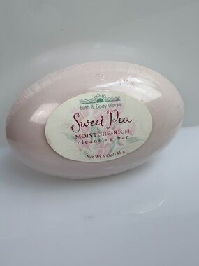 🆕VINTAGE Bath & Body Works Bar Soap in Sweet Pea 5oz